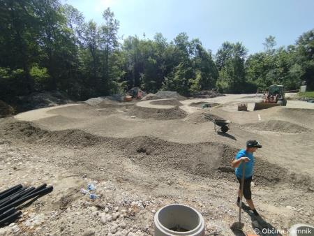 Občina Kamnik vlaga v športno infrastrukturo uredili smo dolgo pričakovani kolesarski poligon – Pumptrack Kamnik (6)